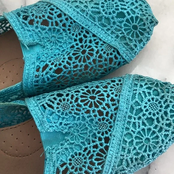 TOMS Turquoise Lace shoes, size 7.5 - Picture 3 of 7
